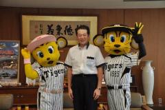 写真：「トラッキー」、「ラッキー」と松山市長