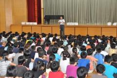 写真：児童の前で挨拶する松山市長