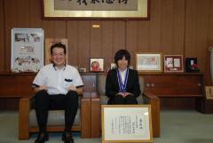 田村紀薫さん（右）と松山市長