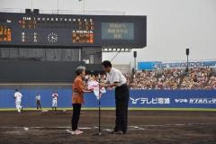 受賞者に記念品を贈呈する松山市長