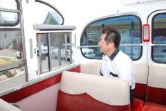 ボンネットバスに乗車する松山市長