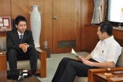 吉田海偉選手（左）と松山市長