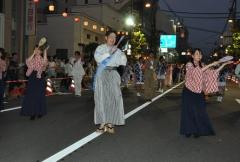 野球拳おどりに参加する市長