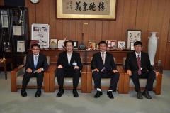 平澤市総務局長（右から2番目）と市長