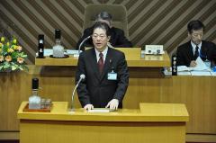 議案の提案説明をする市長