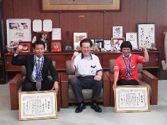 左から久保孝二さん、市長、末光浩美さん