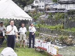 挨拶する市長