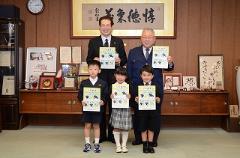 新入学児童の皆さんと市長