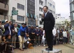 挨拶する市長