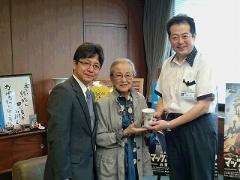 二宮博子名誉会長（中央）と市長