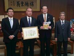 小山真一執行委員長（中央左）と市長