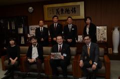 山口晃氏(前列中央左）と市長