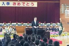 挨拶する市長