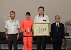 高見澤安珠さん（中央左）と市長