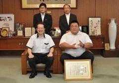 石井孝敏さん（前列右）と市長