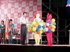 表彰状を贈呈する市長