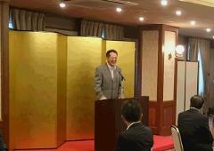 挨拶する市長