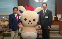 左から片岡市長、チュッピー、市長