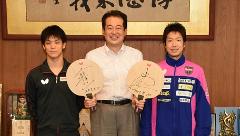 左から吉田雅己選手、市長、水谷隼選手