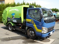 ごみ収集車の画像です。松山市の家庭ごみを収集する車は、車体は黄緑色、顔は青色で統一しています。