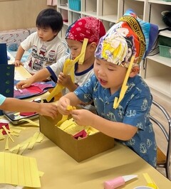 お店屋さんごっこを楽しむ3歳児