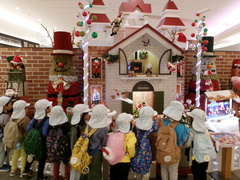 クリスマスの動くおもちゃを楽しむ子どもたちの写真