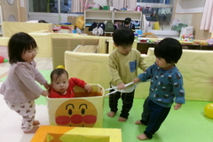 段ボール遊びを楽しむ子どもたちの写真