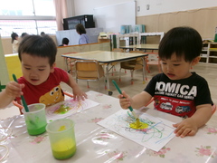 絵の具で絵を描く2歳児