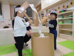 １歳児、２歳児が餅つきごっこを楽しんでいる様子