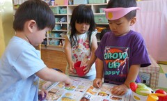２歳児、３歳児がお店屋さんごっこをしている様子