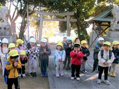 近くの神社に初詣に行った子どもたち