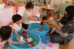 1歳児が泡遊びをして遊んでいる様子