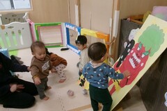 新聞紙のボールで、豆まきをする子どもたちの写真