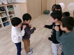 ジャンケン列車を楽しむ子どもたちの写真