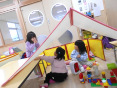 ごっこ遊びを楽しむ子どもたち