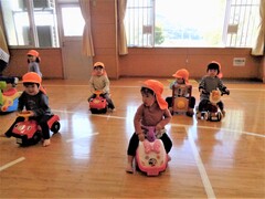 児童館のおもちゃで遊ぶ子どもたちの写真