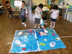３歳児、４歳児が魚釣りをして遊んでいる様子