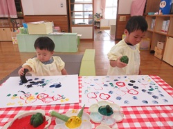 野菜でスタンプ遊びをしている子どもたちの様子