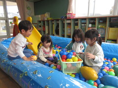 ボールプールの中で遊ぶ子どもたちの様子