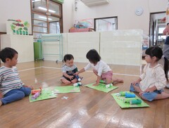 製作したバッタで遊んでいる子どもたちの様子