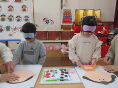 お内裏様とお雛様の福笑いをする子どもたちの様子