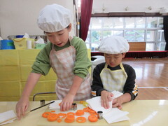 ニンジンの型抜きをしている子どもたちの様子