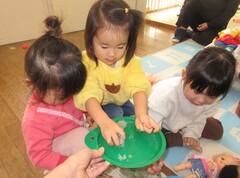 氷や雪に触れて遊ぶ子どもたちの様子