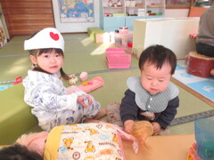 人形でごっこ遊びをたのしんでいる子どもたちの様子