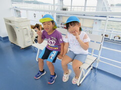 船に乗っている子どもたちの様子