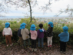 散歩に出かけ、景色を見ている子どもたちの様子