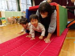 運動遊びでトンネルくぐりを楽しんでいる子どもたちの様子