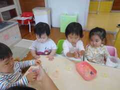 氷で遊んでいる子どもたちの様子
