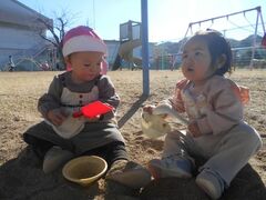 砂場で遊ぶ子どもたちの様子