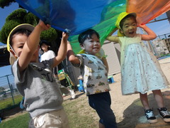 手作りバルーンで遊ぶ子どもたちの様子